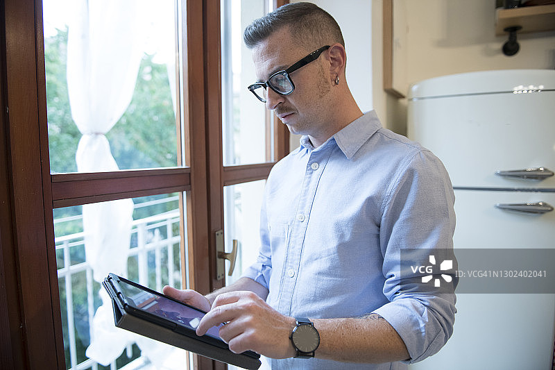 2019冠状病毒病在家工作图片素材