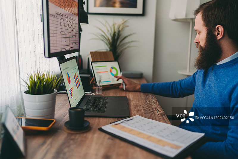 疫情期间男人在家办公图片素材