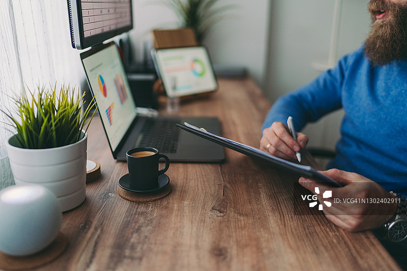 男人在家工作时与虚拟助手交谈图片素材