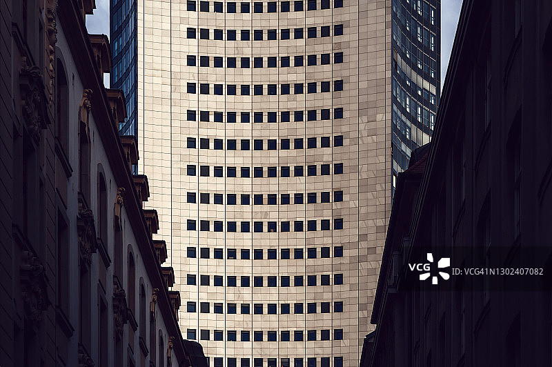 莱比锡市中心与历史建筑形成对比的摩天大楼办公室细节图片素材