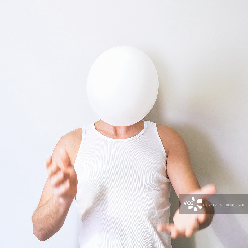男人玩白色气球图片素材