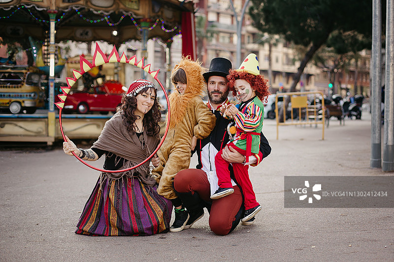 装扮成马戏团的一家四口图片素材