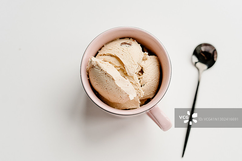 粉色杯子里的米色咸焦糖冰淇淋图片素材