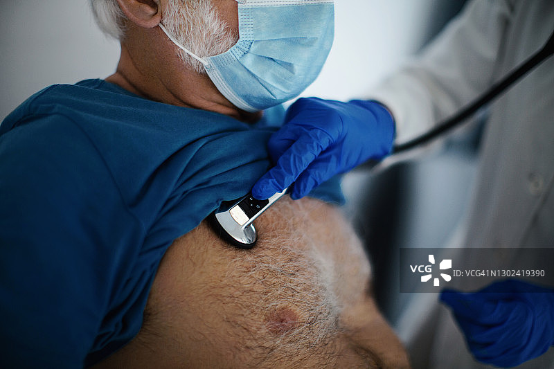 对年长患者进行听诊检查图片素材