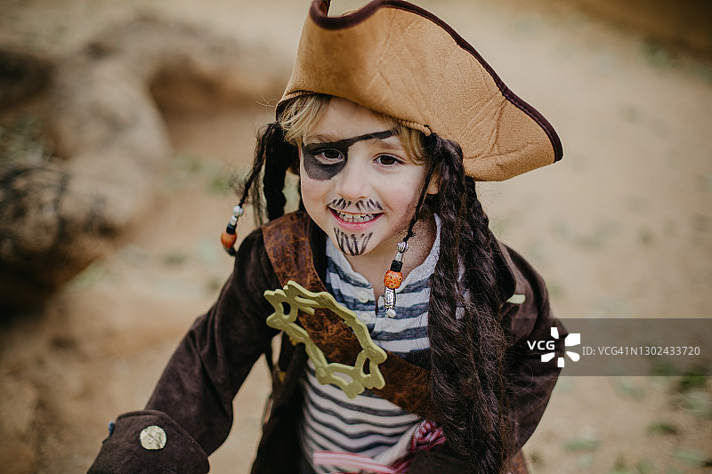 装扮成海盗在公园里微笑的男孩图片素材