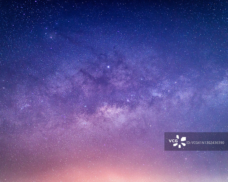 宇宙中的银河星系与星尘图片素材