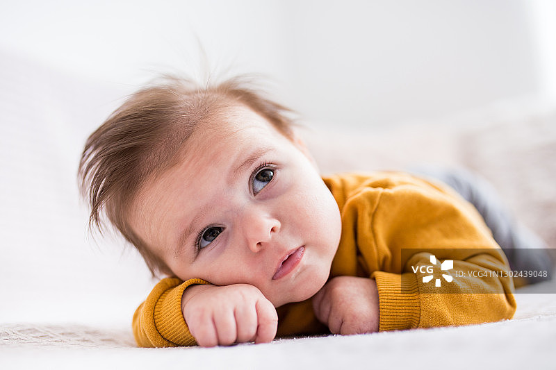 在毯子上的可爱新生儿图片素材