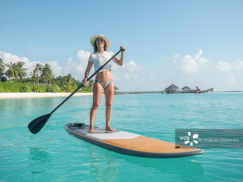 在马尔代夫玩桨板的女人图片素材