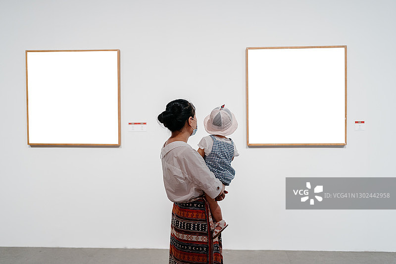 母亲带宝宝在画廊图片素材
