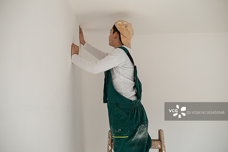 准备粉刷墙壁的工人图片素材