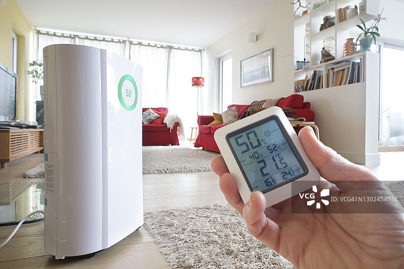 家中的除湿器和能源监测器图片素材