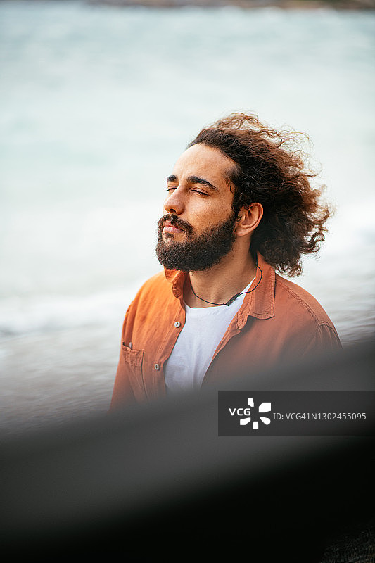 海边的沮丧男人图片素材