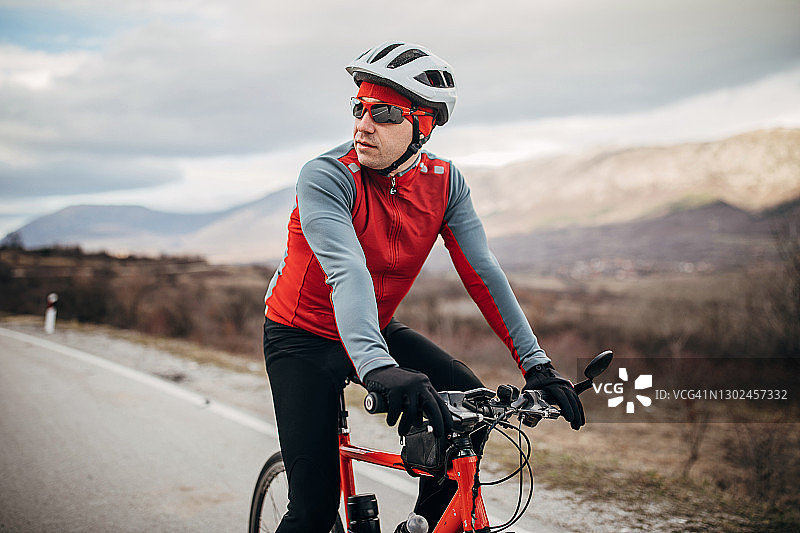 在道路上骑自行车的专业男自行车手图片素材