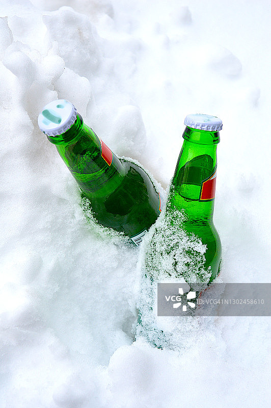 雪地中的啤酒瓶图片素材