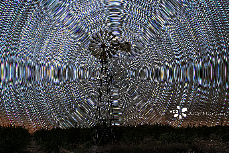西班牙阿尔瓦塞特省伊索的废弃风车水泵与天空图片素材