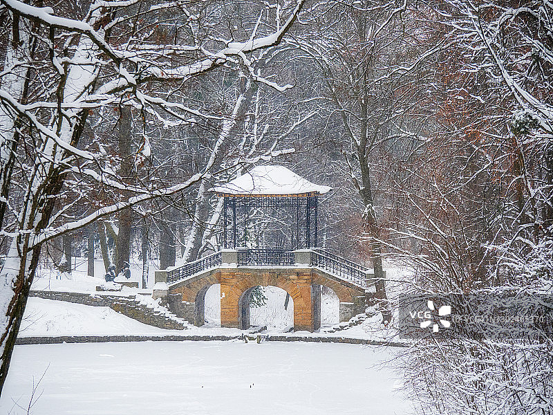 冬日早晨的雪景公园和日式桥梁图片素材