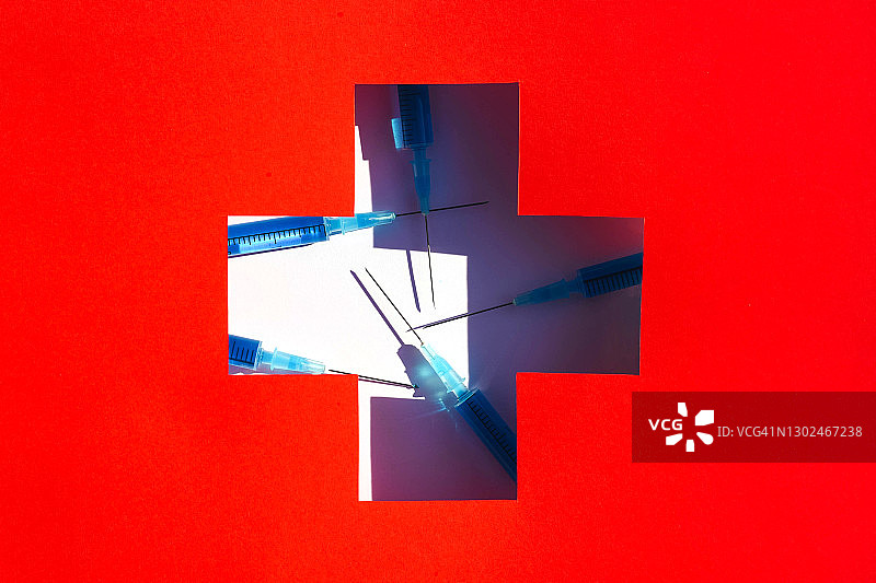 白色背景上带红十字标志的一次性疫苗注射器图片素材