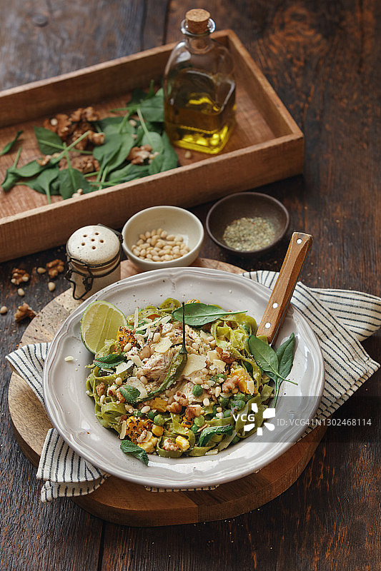 剩余火鸡肉青酱意面图片素材