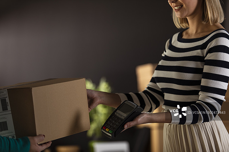 女企业家向顾客交付包裹图片素材