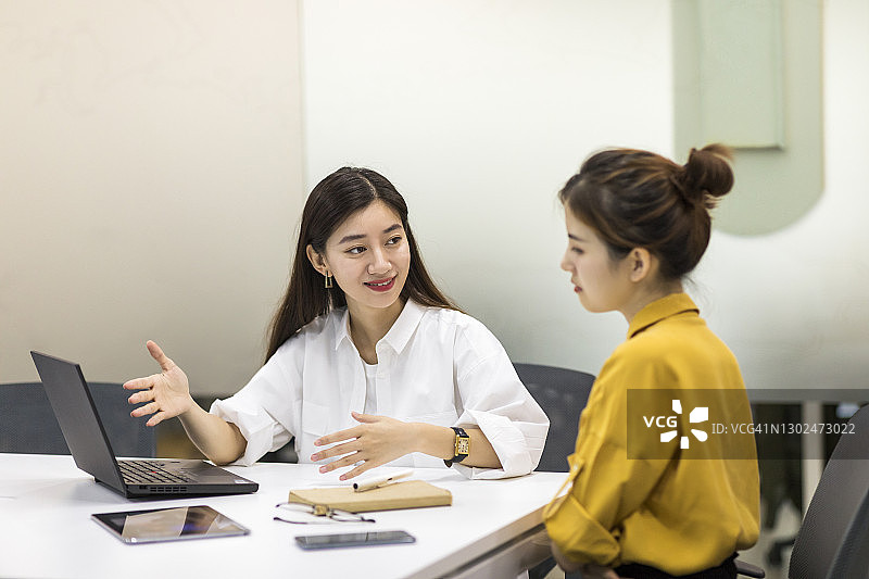业务同事在办公桌前审查文书工作图片素材
