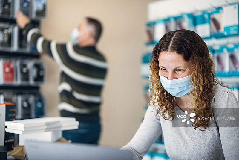 小商店主处理新进货物图片素材