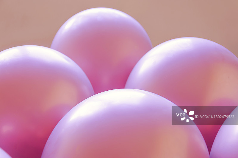 彩色背景上的粉色气球，留白图片素材