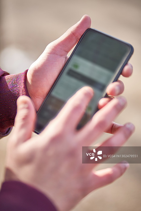 男人手持手机图片素材