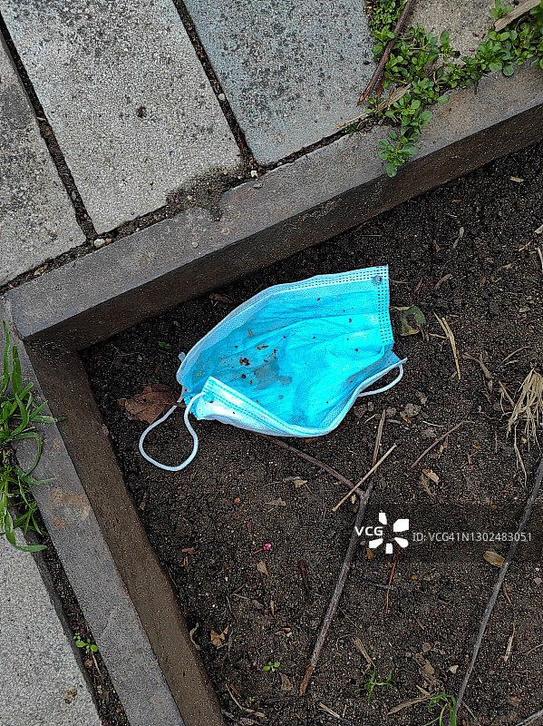 垃圾文化：一次性塑料和外科口罩图片素材