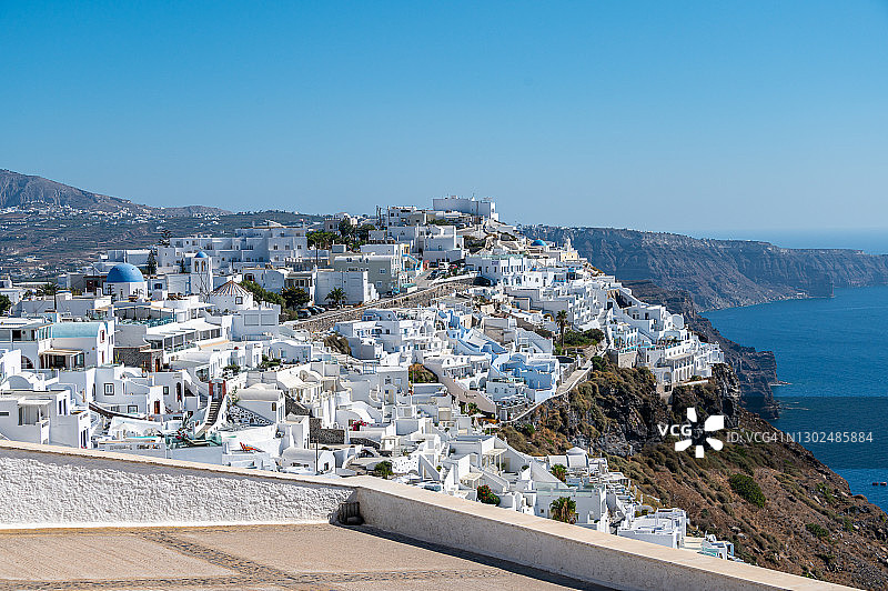 从伊莫洛维里看到的圣托里尼希腊岛屿费拉村庄景色图片素材