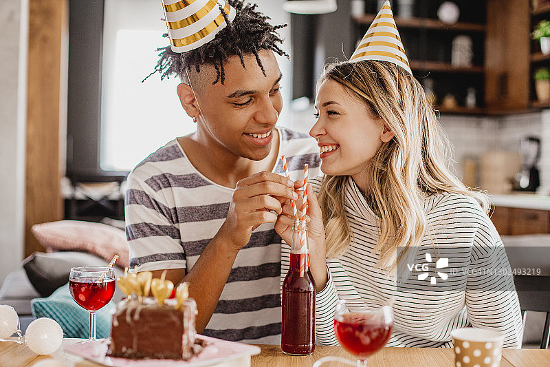 温馨的居家二人小庆祝图片素材