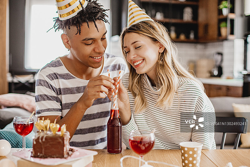 温馨的居家二人小庆祝图片素材