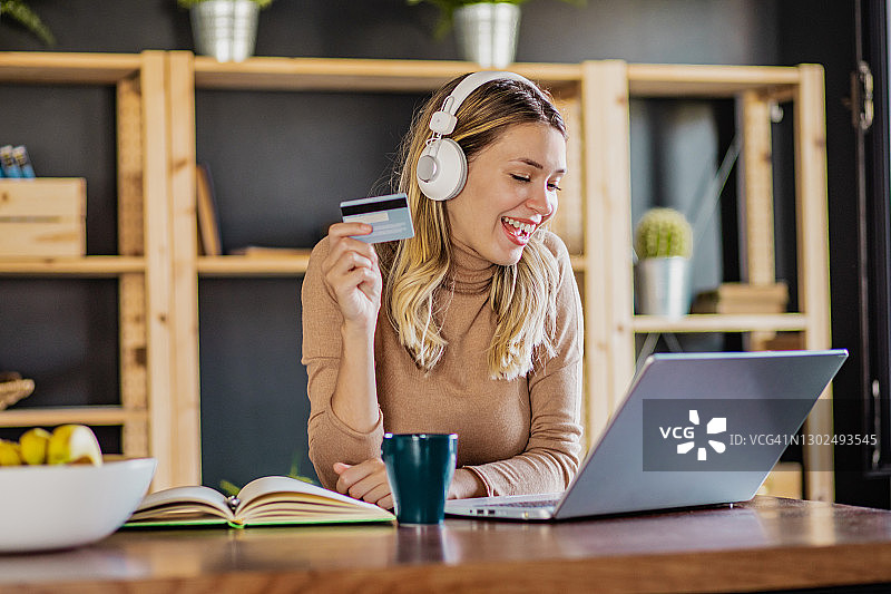年轻女人在家网上购物图片素材