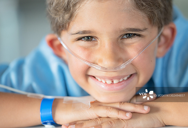 在医院里的六岁西班牙裔男孩图片素材