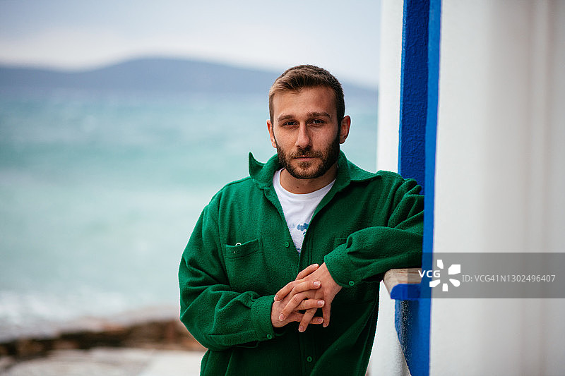 在海滩上摆姿势的金发男人图片素材