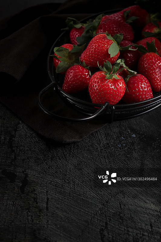 暗色乡村厨房中的新鲜草莓篮图片素材