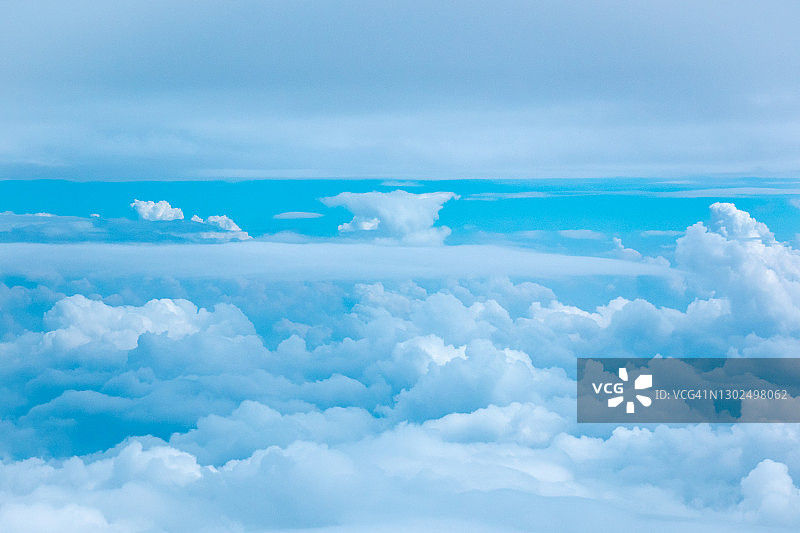 大气层中壮观的蓝色云天图片素材