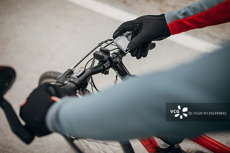 男人骑自行车时打开速度计图片素材