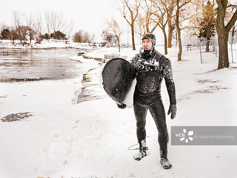 冲浪后的年长男人图片素材