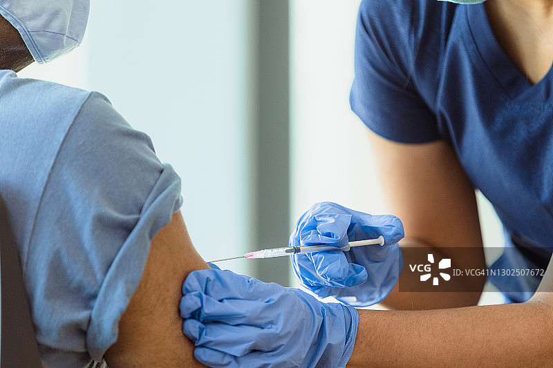 护士正在接种疫苗图片素材