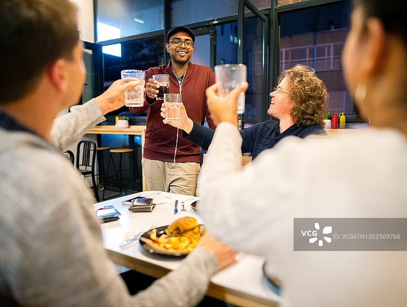 朋友们在餐厅敬酒图片素材