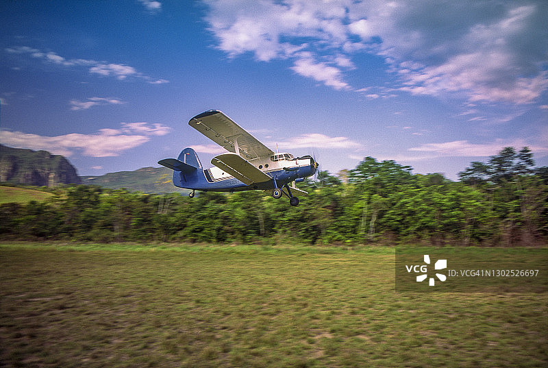 飞机降落在雨林中的乡村机场图片素材