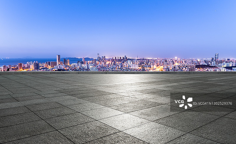 青岛城市景观前的空旷道路图片素材