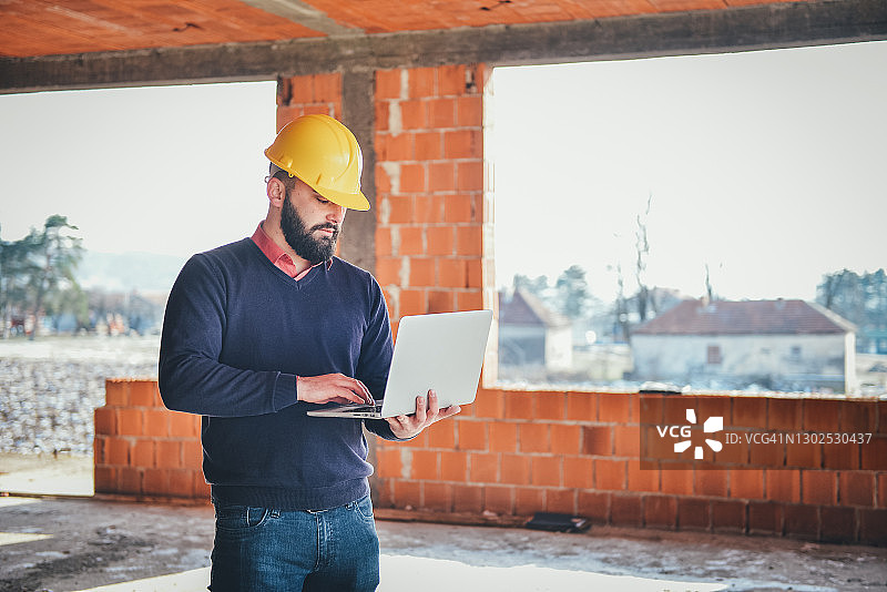 在建筑工地工作的建筑师图片素材