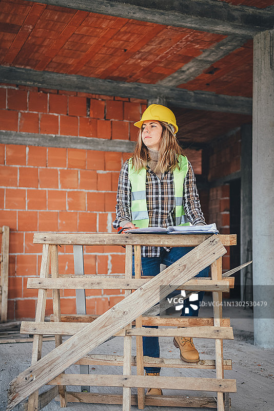 年轻女工程师肖像图片素材