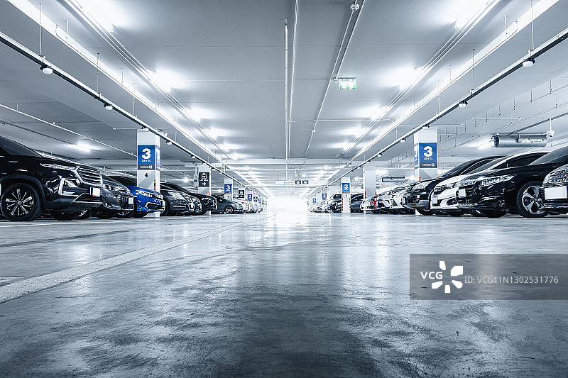 地下便利购物中心的停车场图片素材
