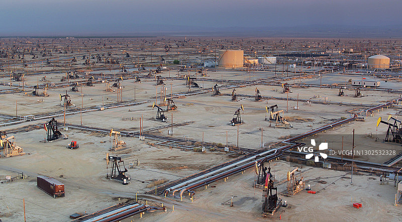 加利福尼亚州克恩县的石油钻探作业航拍图片素材
