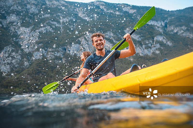 在斯洛文尼亚度假时划皮划艇的中年夫妇图片素材