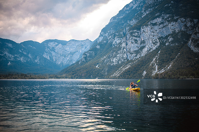 傍晚博希尼湖上的皮划艇爱好者图片素材