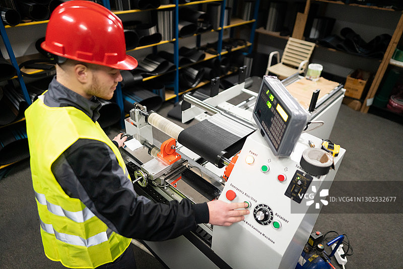 工人在橡胶混炼机上工作图片素材