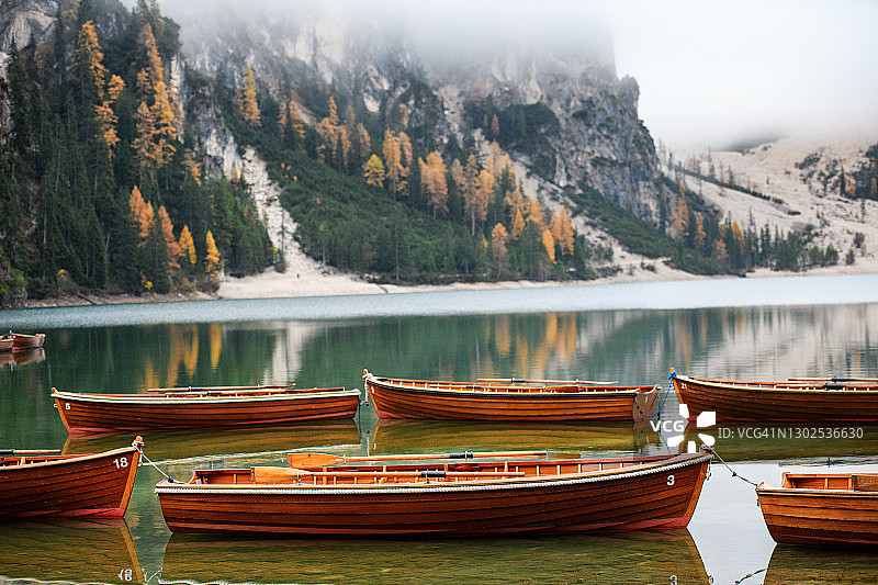 布莱埃斯湖上的木船图片素材